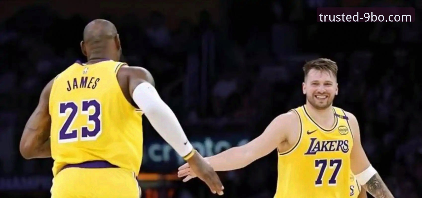 东契奇单核爆发 vs 团队多点开花：一场进攻盛宴的两种赢球逻辑